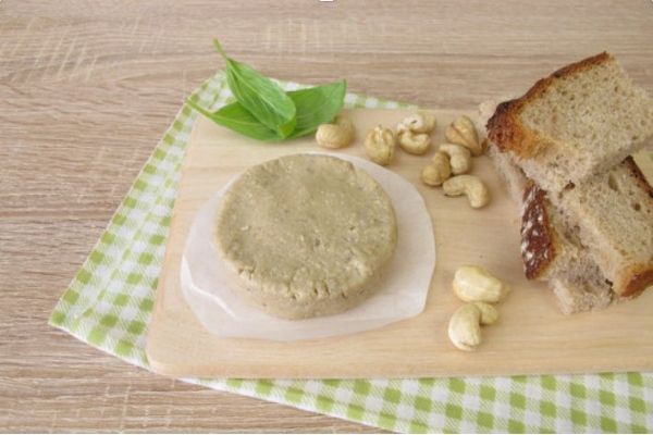 Vegan cheese made from cashew nuts