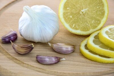 Lemon slices and garlic cloves which are considered anti-inflammatory foods