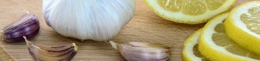 Lemon slices and garlic cloves which are considered anti-inflammatory foods