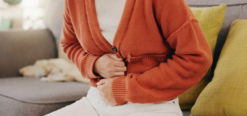 benefits of sourdough bread for ibs (3) A woman has stomach pain due to IBS.