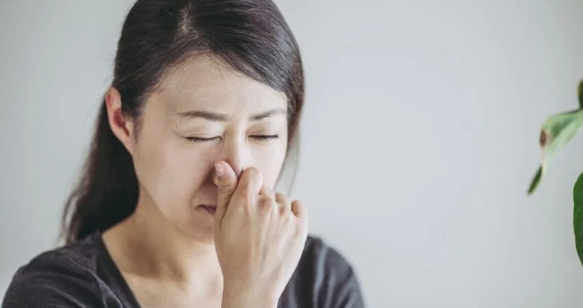 The woman hears crackling sounds in her sinuses.