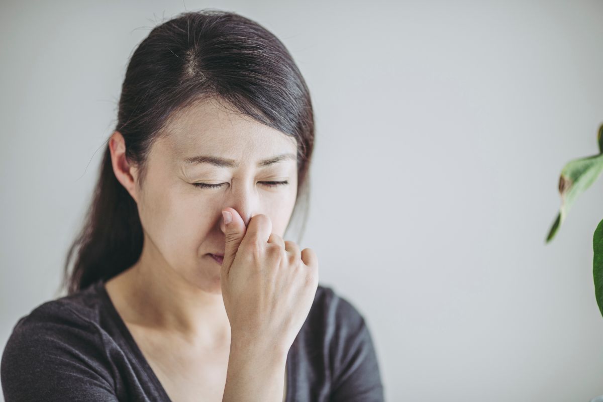 The woman hears crackling sounds in her sinuses.