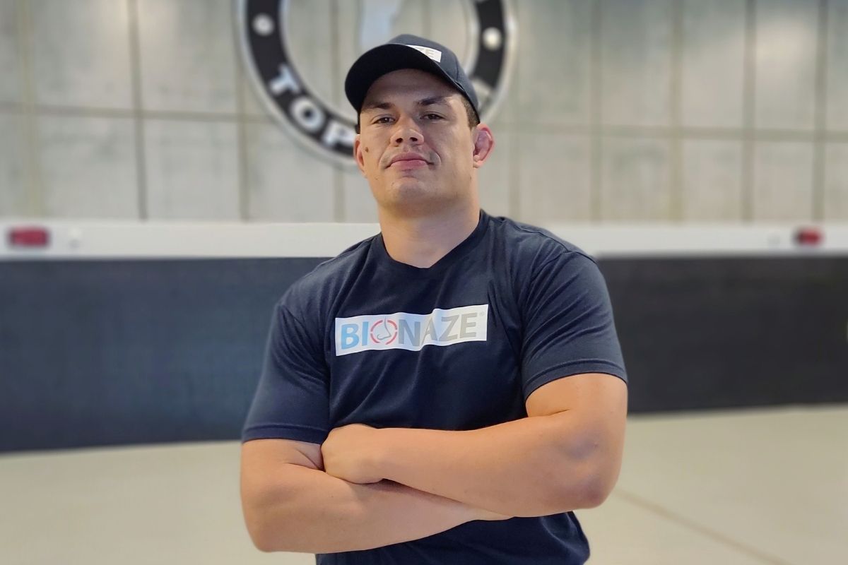 Marcelo Golm poses with his Bionaze t-shirt at the gym.