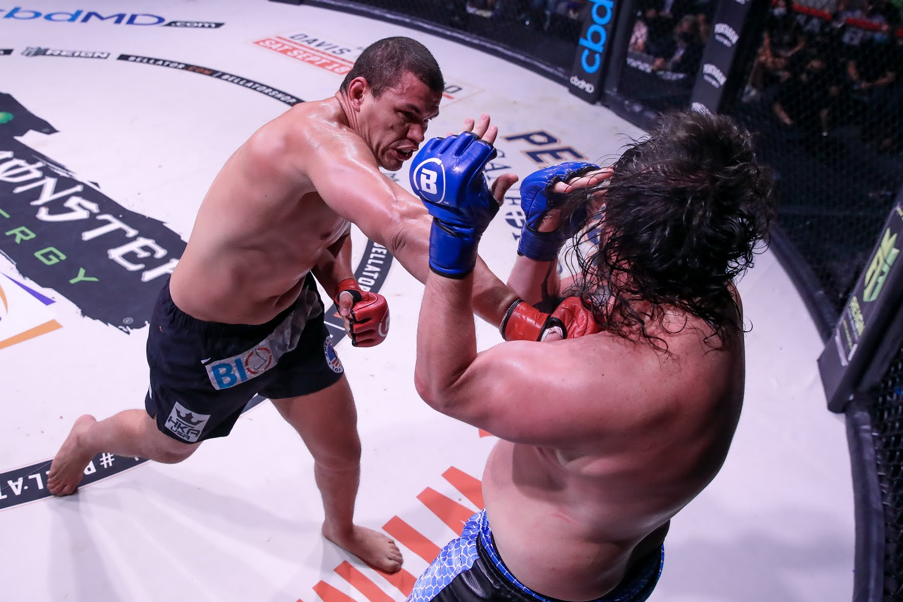 Marcelo Golm fights with the Bionaze logo on his shorts.