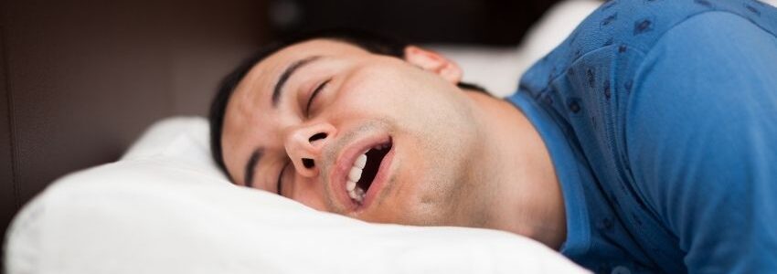 A man sleeping with an open mouth causing dry throat at night.