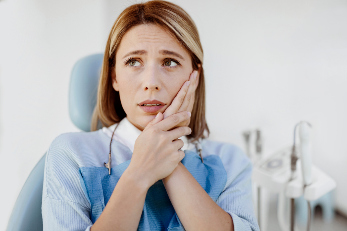 A woman went to the dental clinic because she was experiencing throbbing gum pain.