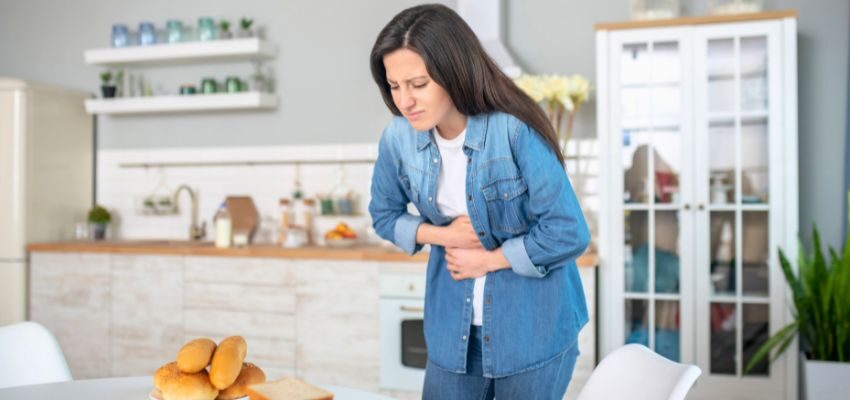 People with non-celiac gluten sensitivity often feel gas, cramps, or fatigue after eating gluten.