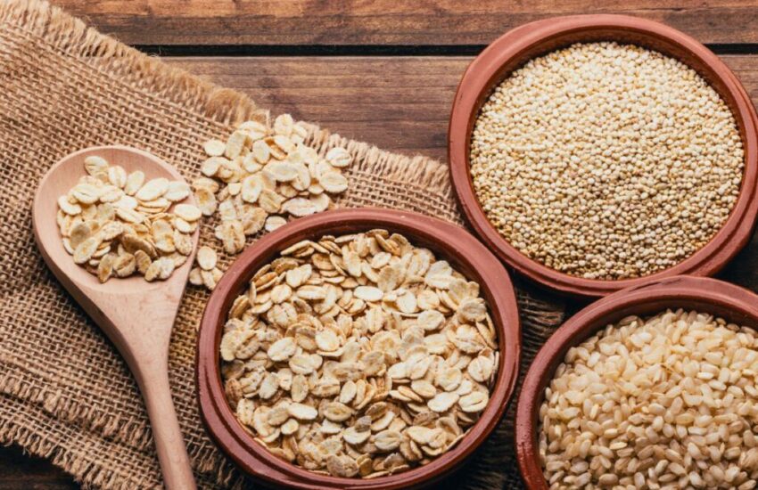 oats versus quinoa (2) The wooden bowls have oats and quinoa.