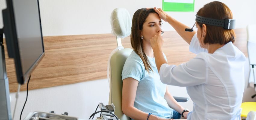 bad smell nose (1) The woman consulted a doctor to find out the cause of the bad smell in her nose.