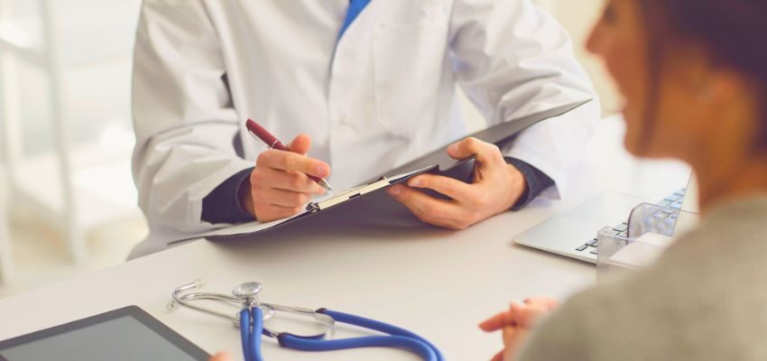 The woman consults the doctor to treat a sinus perforation.
