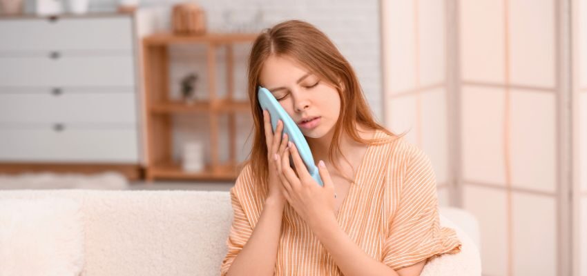use hot or cold compress for sinus pain (1) The woman uses hot or cold compresses to relieve sinus pain.