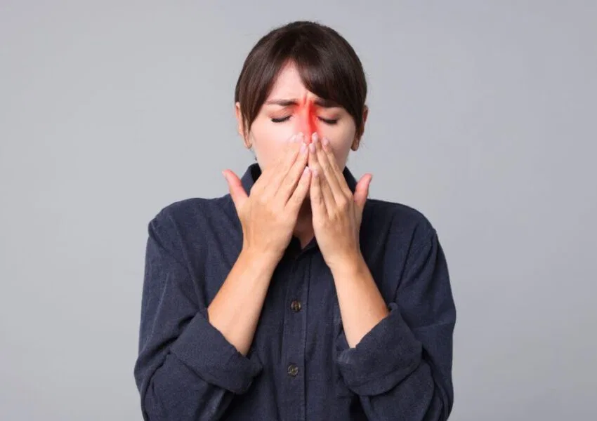 use hot or cold compress for sinus pain (3) A woman is struggling with a sinus infection.