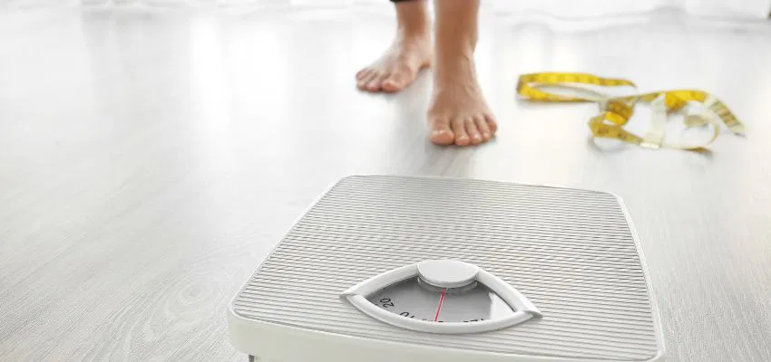 weighing scale to depict weight loss as benefits of spicy food