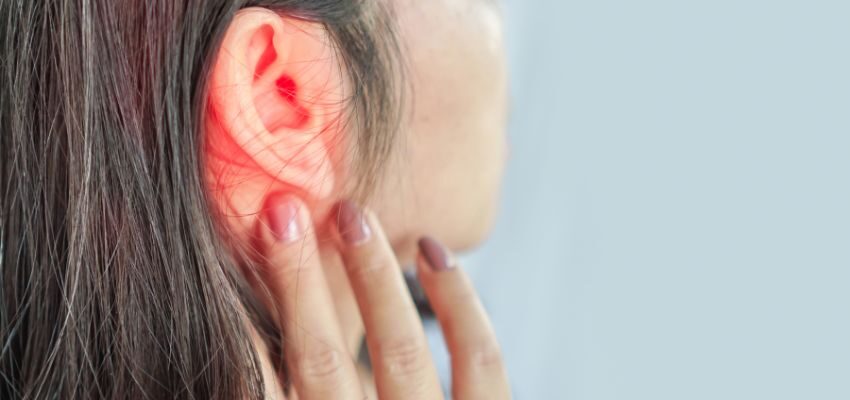 A woman cannot sleep well because of a ruptured eardrum.