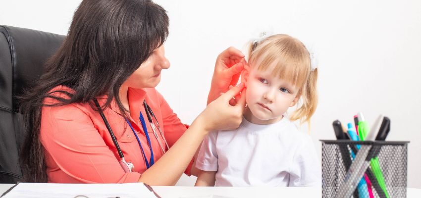 The child consults doctors because of an ear infection.