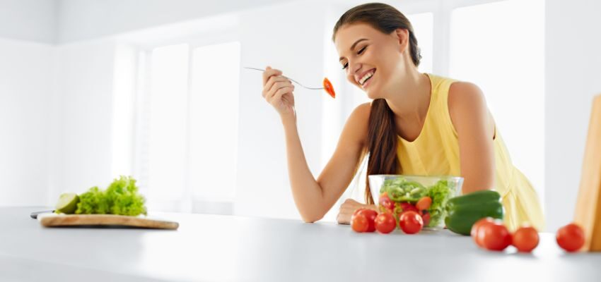 The woman eats balanced, nutritious food to avoid the overgrowth of candida.