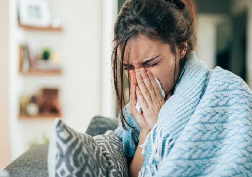 earPain-due-to-cold-air-remedy A woman needs a remedy for her ear pain due to the common cold.