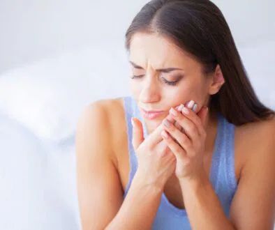how to cure mouth ulcers fast naturally (2) The woman feels discomfort due to mouth ulcers.