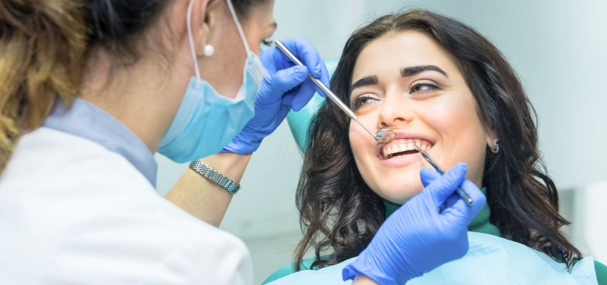 Woman getting a dental check-up to find out why her breath smells after brushing.