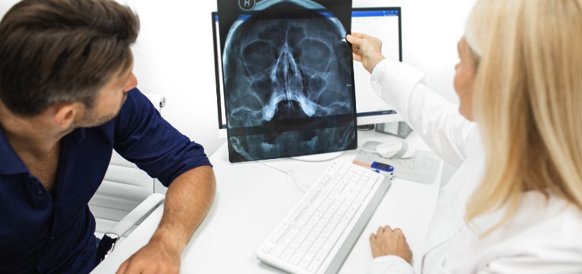 The man consults the doctor to treat rhinitis.