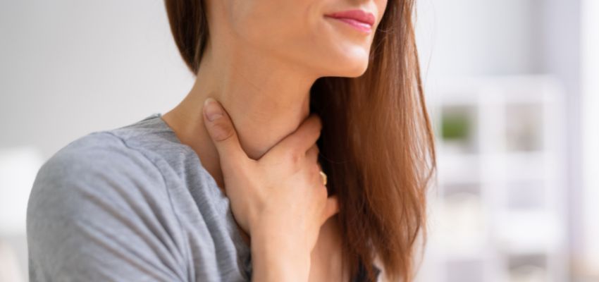 The woman's throat hurt.